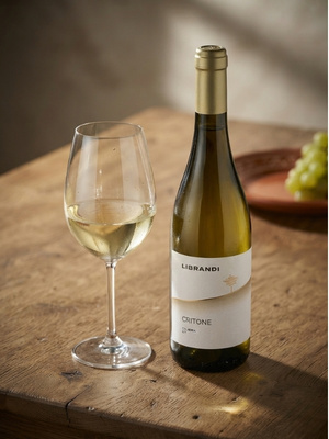 Sauvignon Blanc in Glas auf Tisch